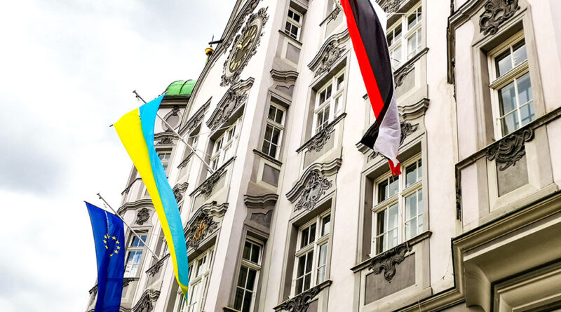 die Europäische, die Ukrainische und die Memminger Flagge am Rathaus