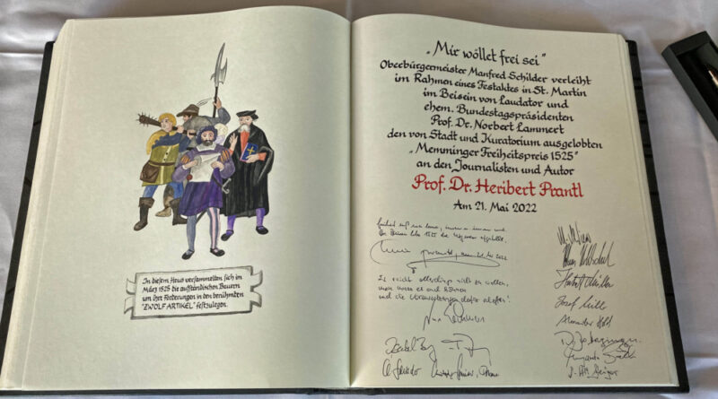 Das Goldene Buch der Stadt Memmingen mit dem Eintrag zur Verleihung des Friedenspreises