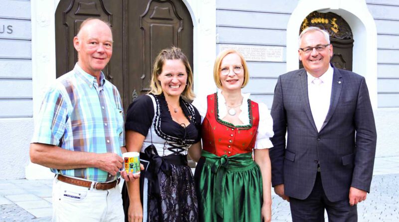 Ali Schmölz und Stefanie Wolf mit der Kinderfestmutter Dagmar Trieb und Oberbürgermeister Manfred Schilder vor dem Rathaus