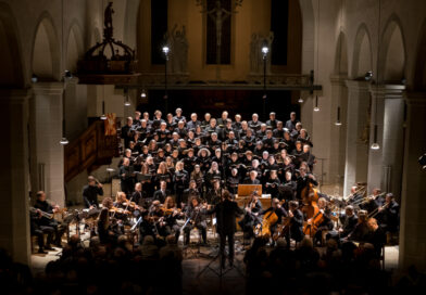Ein Chor und ein klassisches Orchester bei einer Aufführung in einer Kirche