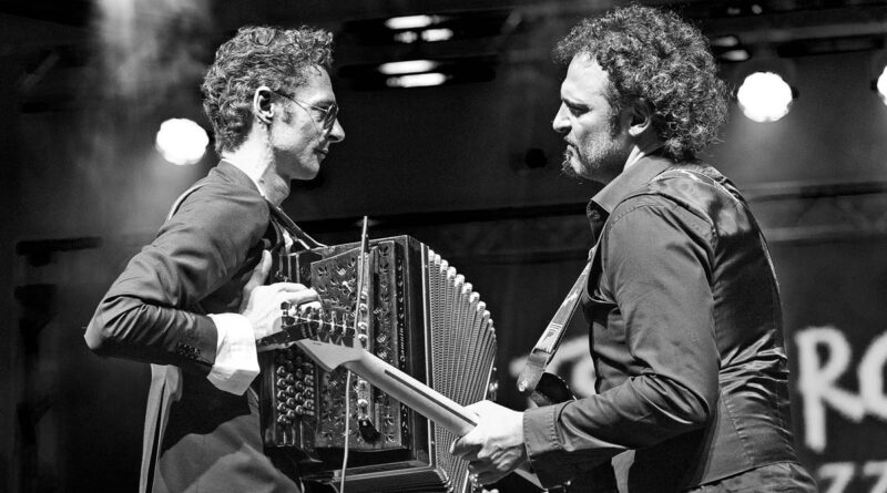 Schwarz-Weiss-Foto mit zwei Musikern auf der Bühne