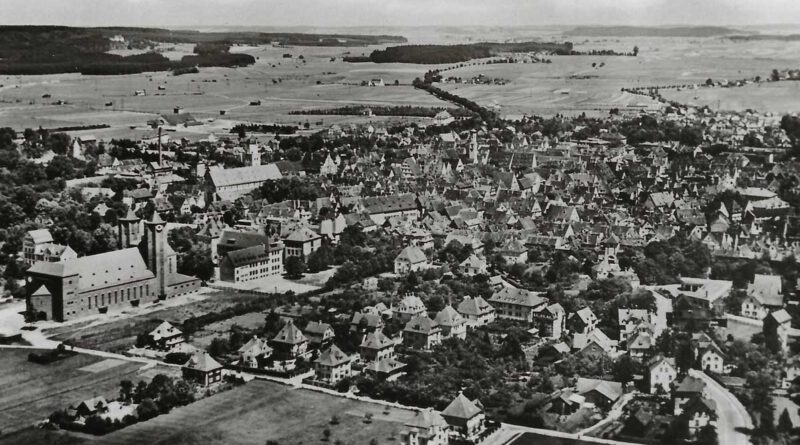 Eine historische Luftaufnahme von Memmingen in schwarz-weiß aus dem Jahr 1930