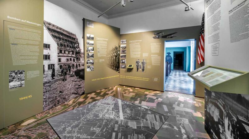 Blick in den ersten Raum des Rundgangs der neu gestalteten Ausstellung mit Texttafeln und Fotos