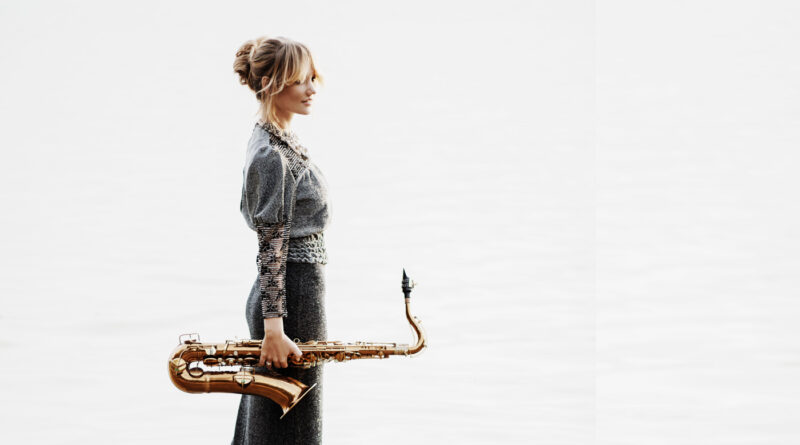 Die Saxophonistin Fabia Mantwill mit ihrem Instrument vor weißem Hintergrund