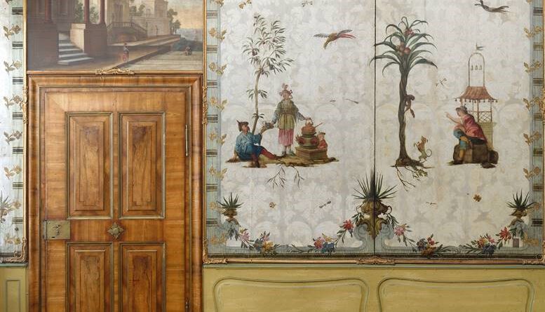 Eine Wand des Chinesischen Zimmers im Hermansbau mit exotischen Tapetenmotiven