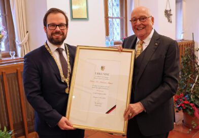 Oberbürgermeister Jan Rothenbacher überreicht Altoberbürgermeister Dr. Johannes Bauer die Urkunde zur Auszeichnung mit dem Ehrentitel.