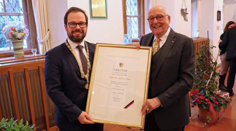 Oberbürgermeister Jan Rothenbacher überreicht Altoberbürgermeister Dr. Johannes Bauer die Urkunde zur Auszeichnung mit dem Ehrentitel.