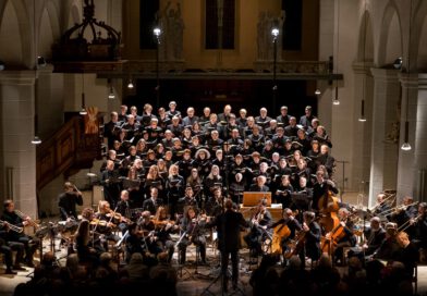 Chor und Orchester in einem Kirchenraum