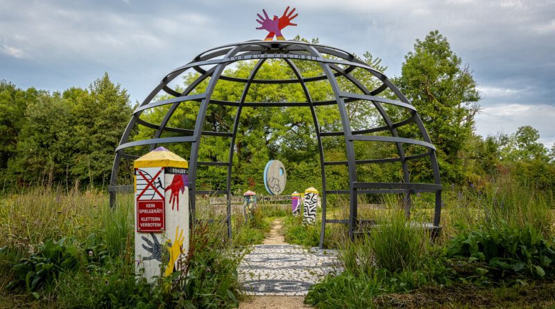 Eine Installation im Stadtpark aus Metallstreben, die eine Weltkugel als Tor zur Freiheit darstellt.