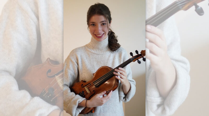 Floriane Haslach mit einer Violine in den Händen