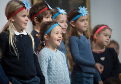 Kinder singen bei einer Aufführung