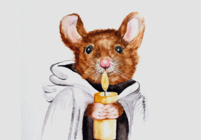 Illustration einer Maus mit braunem Fell in einem weißen Kapuzenumhang und mit einer brennenden Kerze in den Pfoten