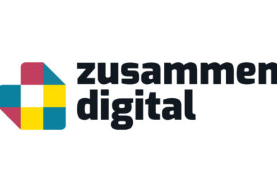 Das Logo des Projekts zusammen digital mit dem Schriftzug und einem Pfeil aus bunten Pixeln