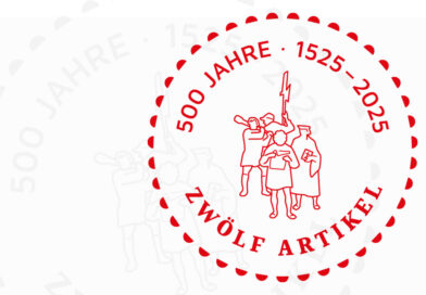 Signet des Jubiläumsjahres 500 Jahre Zwölf Artikel mit einer Strichzeichnung von einer Gruppe Bauern