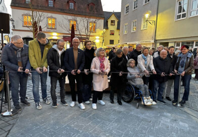 Mit einem feierlichen Banddurchschneiden mit Bürgermeisterin Margareta Böckh, Stadträtinnen und Stadträten sowie Vertretern von Verwaltung und Planungsbüros wurde der umgestaltete Weinmarkt feierlich eröffnet.