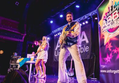 Die Mitglieder der Abba-Coverband in Kostümen der 70er Jahre auf der Showbühne