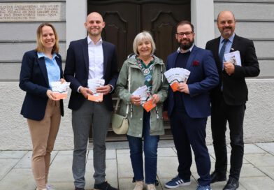 Bei der Präsentation des Flyers vor dem Rathaus: Nicola Galm, Gesundheitsregion Plus, Matthias Ellermann, Seniorenfachstelle, Rita Häring, Seniorenbeirat, Oberbürgermeister Jan Rothenbacher und Jörg Haldenmayr, Referatsleiter Familie, Jugend und Soziales.