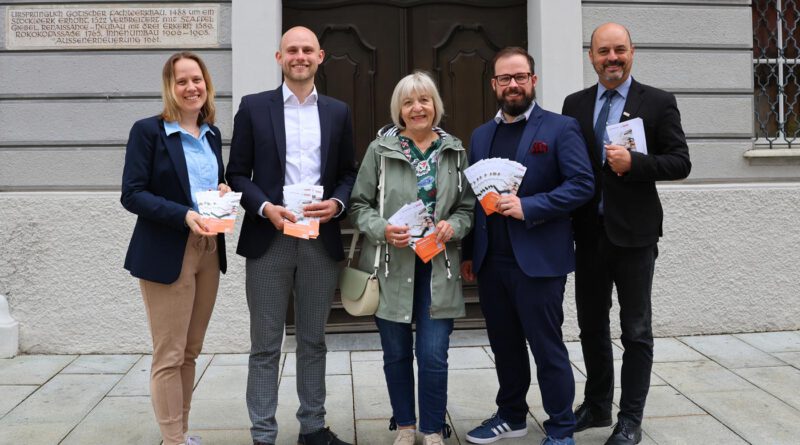 Bei der Präsentation des Flyers vor dem Rathaus: Nicola Galm, Gesundheitsregion Plus, Matthias Ellermann, Seniorenfachstelle, Rita Häring, Seniorenbeirat, Oberbürgermeister Jan Rothenbacher und Jörg Haldenmayr, Referatsleiter Familie, Jugend und Soziales.