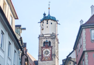 Blick auf die Spitze des St. Martin-Turms vom Memminger Marktplatz aus