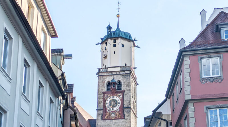 Blick auf die Spitze des St. Martin-Turms vom Memminger Marktplatz aus