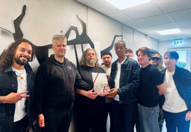 Die Mitglieder der Band Söhne Mannheims und Matthias Kessler vom Kaminwerk bei der Überreichung eines Buches