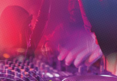 Eine Fotocollage in pinken und violetten Farben, die die Hände eines DJ zeigt, der an einem Plattenspieler und verschiedenen Reglern hantiert