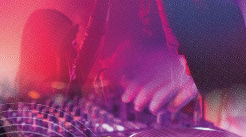 Eine Fotocollage in pinken und violetten Farben, die die Hände eines DJ zeigt, der an einem Plattenspieler und verschiedenen Reglern hantiert