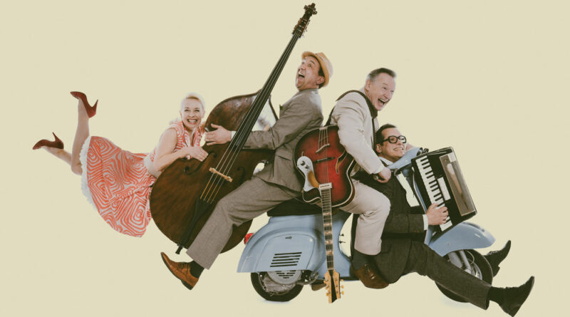 Die Mitglieder der Musikgruppe in Kleidung der fünfziger Jahre sitzen in verschiedenen Positionen auf einer Vespa, die Sängerin hält sich fliegend an einem Kontrabass fest.