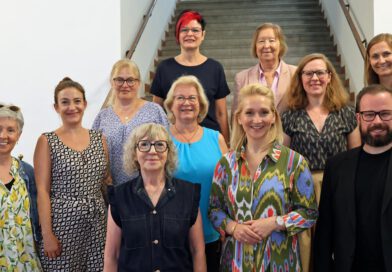 Memminger Stadträtinnen und die Lindauer Oberbürgermeisterin stehen mit dem Memminger Bürgermeister zum Gruppenbild auf einer Treppe