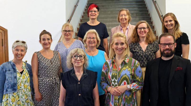 Memminger Stadträtinnen und die Lindauer Oberbürgermeisterin stehen mit dem Memminger Bürgermeister zum Gruppenbild auf einer Treppe