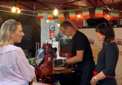 Eine Kundin vor einem Stand mit italienischer Feinkost