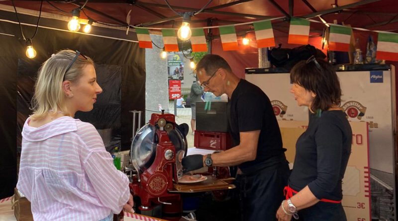 Eine Kundin vor einem Stand mit italienischer Feinkost