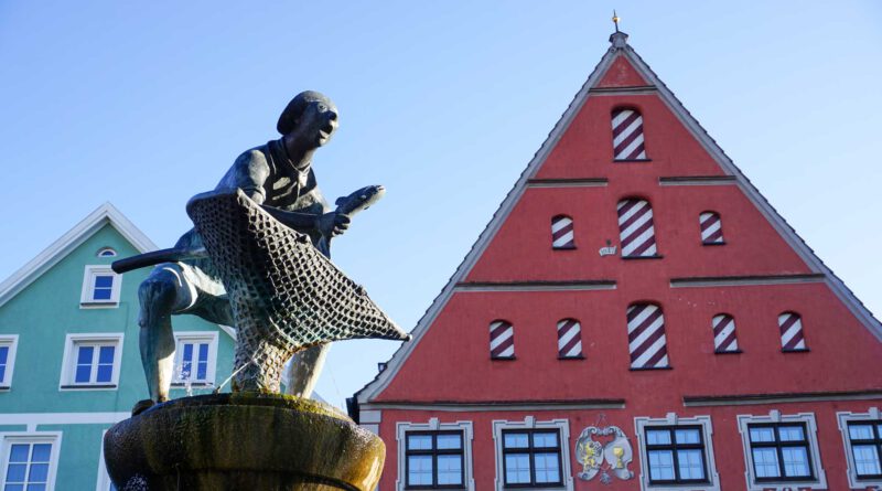 Die Figur auf dem Fischerbrunnen vor dem Gasthof zum Goldenen Löwen
