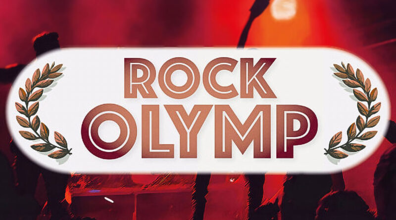 Der Schriftzug Rock Olymp auf einem unscharfen Foto von einem Rockkonzert