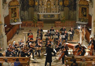 Das Collegium Intrumentale bei einem Konzertauftritt in einem barocken Kirchenraum