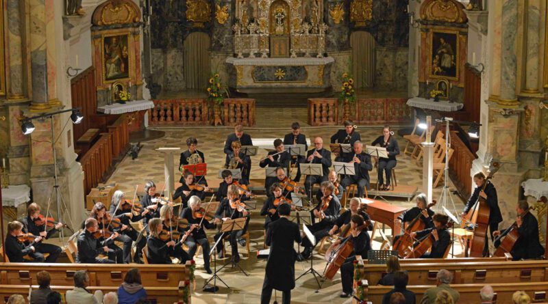 Das Collegium Intrumentale bei einem Konzertauftritt in einem barocken Kirchenraum