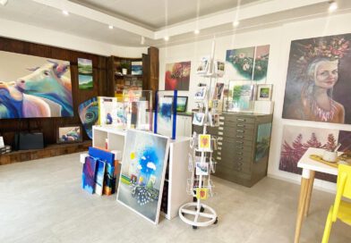 Blick in eine Künstleratelier mit vielen Bildern an den Wänden