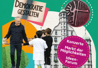 eine bunte Collage mit dem Foto eines Mannes, der Kinder in Fußballkleidung begrüßt und dem Rathaus von Memmingen