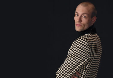 Der Schauspieler Joscha Schonhaus vor schwarzem Hintergrund
