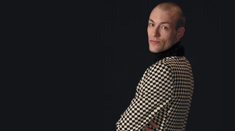 Der Schauspieler Joscha Schonhaus vor schwarzem Hintergrund