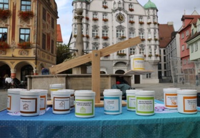 Klimaklix zu Gast in Memmingen Behälter mit Fakten zur CO2-Einsparung stehen auf einem Tisch vor dem Memminger Rathaus