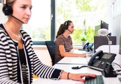 Mitarbeiterinnen des Krisenfestes mit Headsets am Telefon