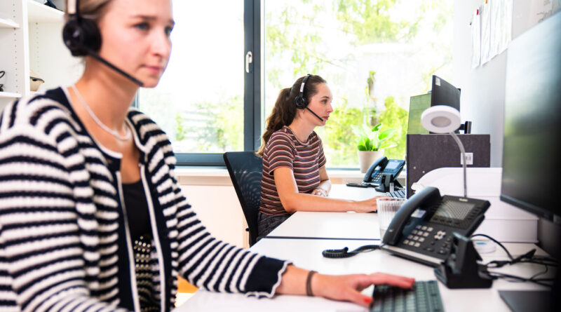 Mitarbeiterinnen des Krisenfestes mit Headsets am Telefon
