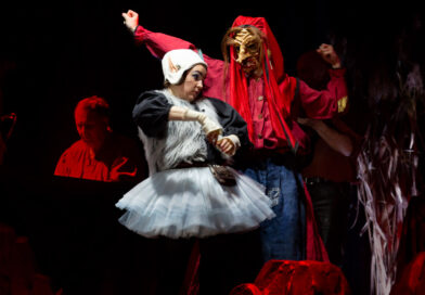 Zwei Personen in Kostümen auf einer Theaterbühne, als Elfe und Hexe verkleidet