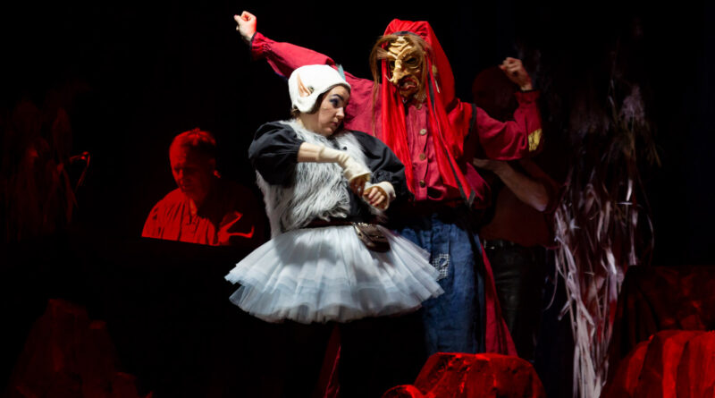 Zwei Personen in Kostümen auf einer Theaterbühne, als Elfe und Hexe verkleidet