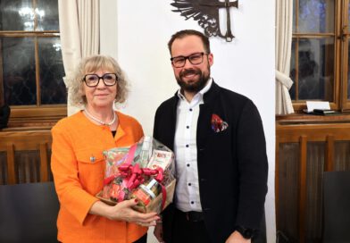 Applaus für die Bürgermeisterin Oberbürgermeister Jan Rothenbacher gratuliert Bürgermeisterin Margareta Böckh