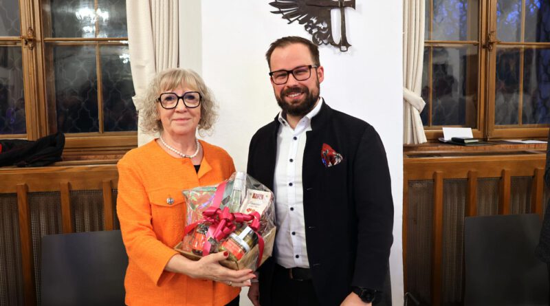 Applaus für die Bürgermeisterin Oberbürgermeister Jan Rothenbacher gratuliert Bürgermeisterin Margareta Böckh