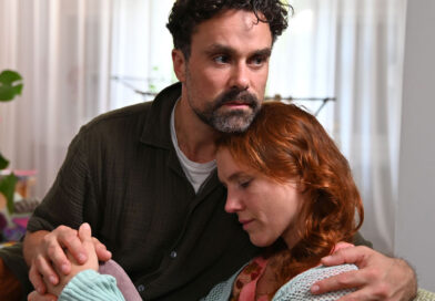 ein Mann umarmt tröstend eine traurig ausschauende Frau