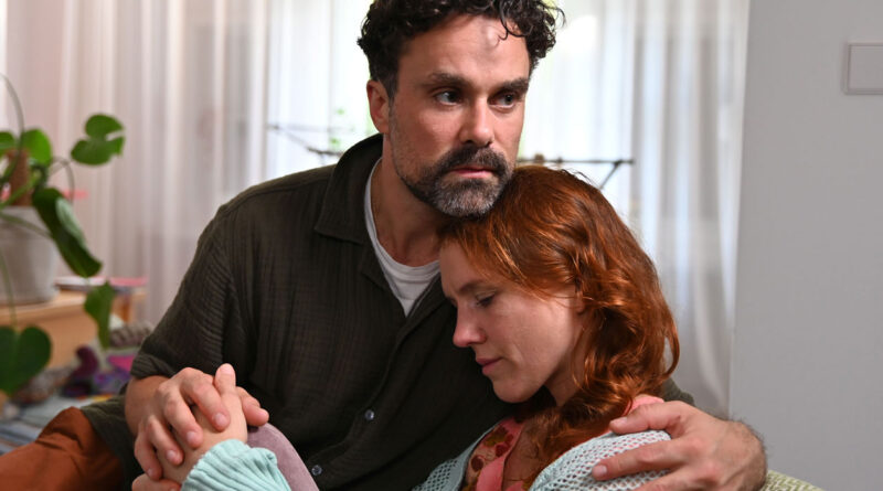 ein Mann umarmt tröstend eine traurig ausschauende Frau