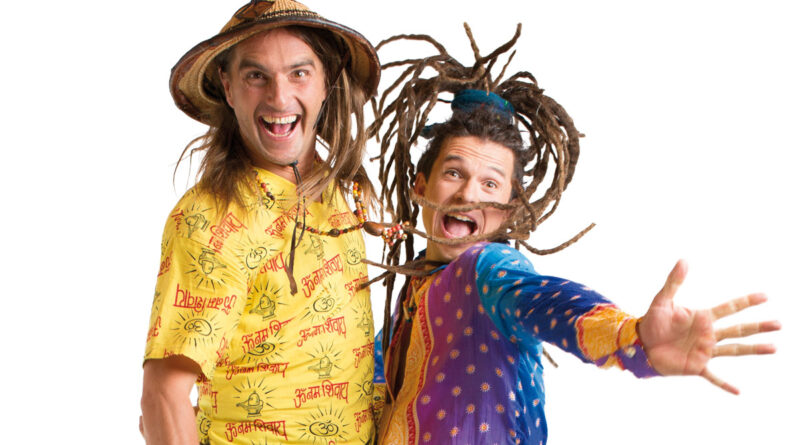 Zwei Männer in bunter Kleidung springen fröhlich in die Luft